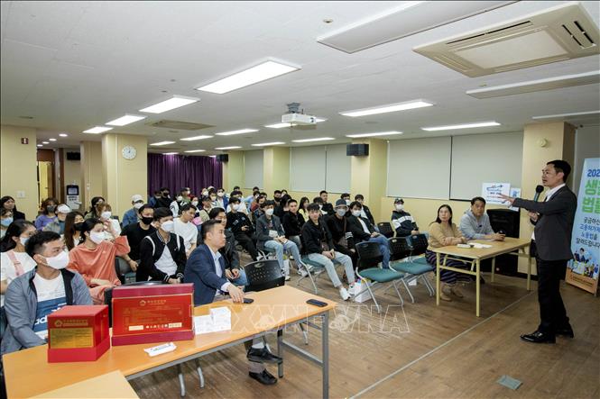 Vietnamese workers in RoK updated local law
