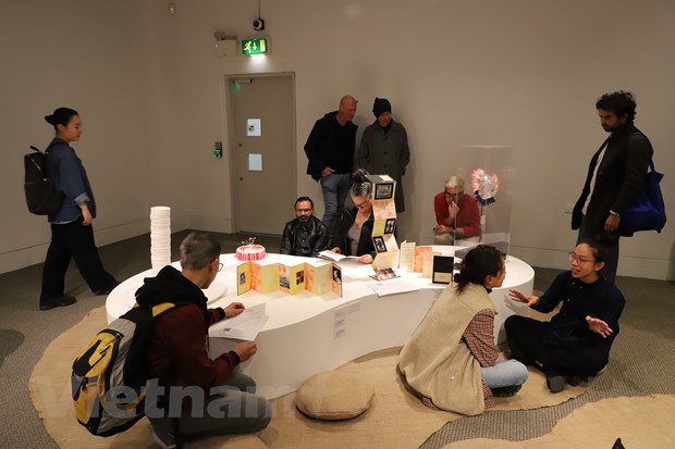 Vietnamese-origin artists in UK organizes exhibition on memories about homeland