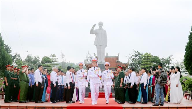 National flag raising ceremony marks Uncle Ho s visit to Co To Island