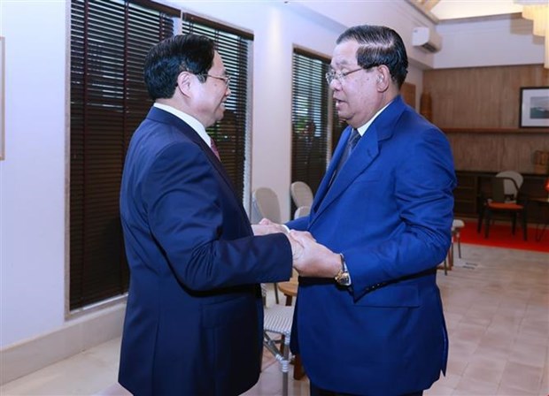 PM Pham Minh Chinh meets Cambodian counterpart on sidelines of 42nd ASEAN Summit