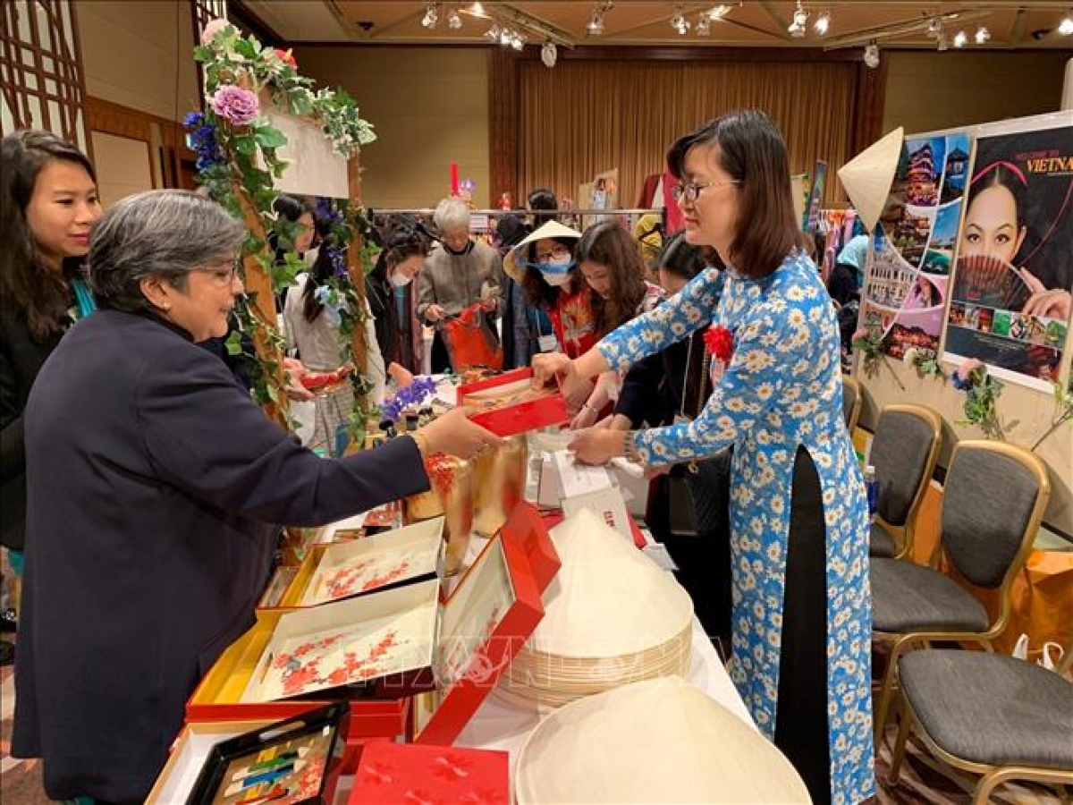 Vietnamese women participate in charity bazaar in Japan