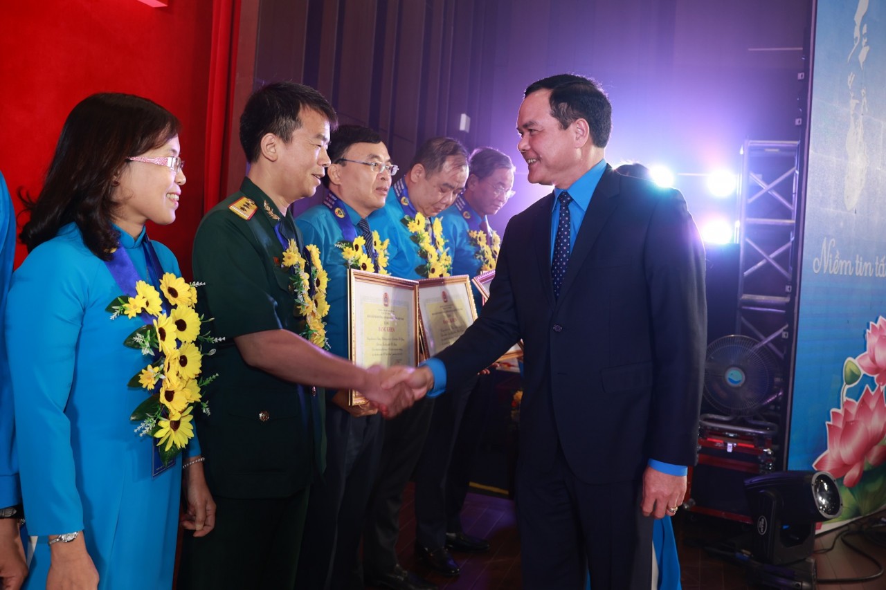 Outstanding individuals and collectives in studying and following Ho Chi Minh s example honoured