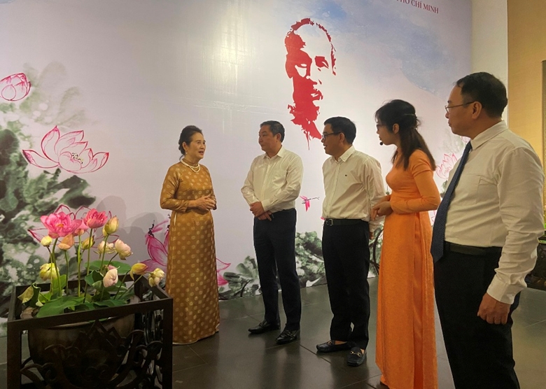 Over 200 documents and items on Uncle Ho and Hanoi on display in Hanoi