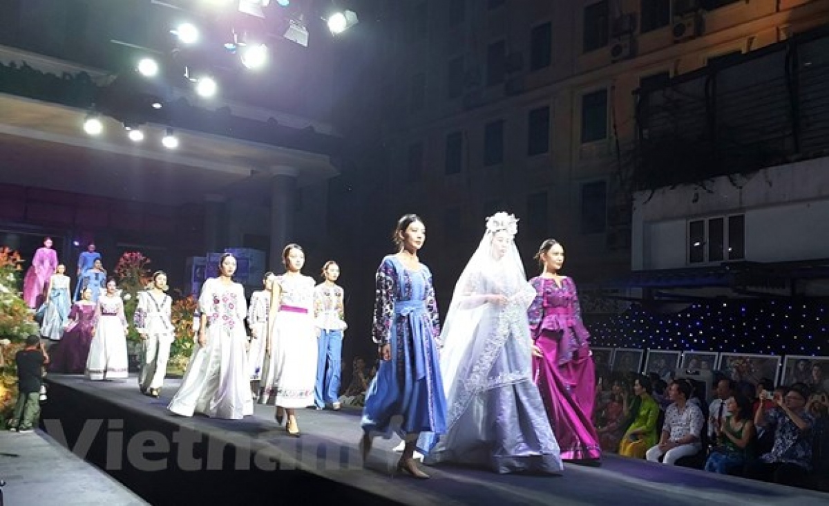 Vietnamese and Ukrainian costumes debut in Hanoi fashion show