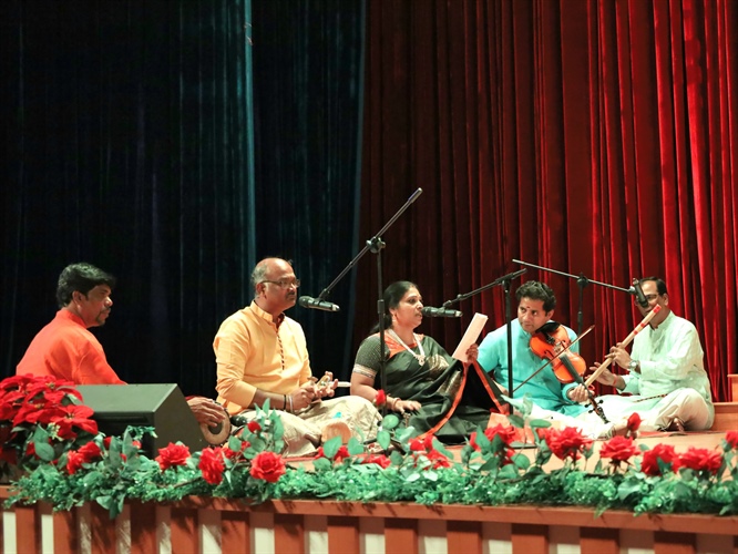 Performances by Vietnamese artists and Indian dancers in southern Can Tho city