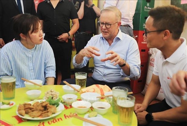 Australian PM savours Vietnamese foods, drinks locally brewed beer