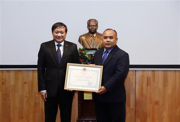 Vietnam presents friendship order to Kaysone Phomvihane museum