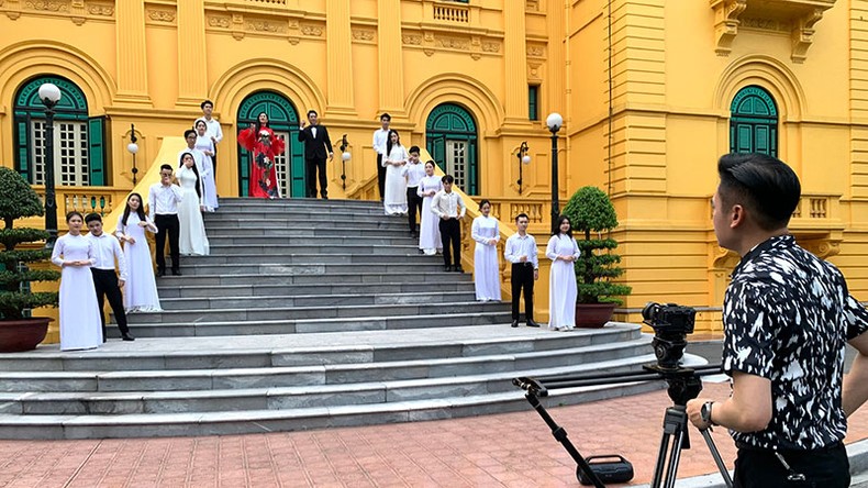 Two top Opera artists perfom song about President Ho Chi Minh