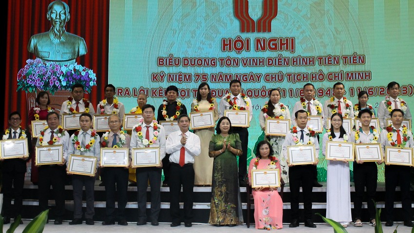 Hau Giang honors 133 advanced examples