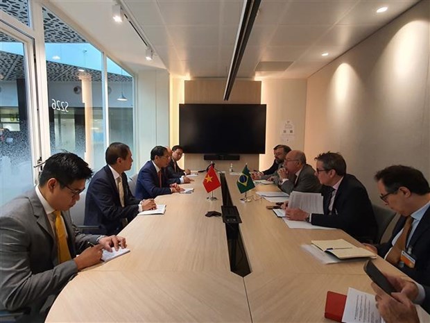Vietnamese Foreign Minister meets officials of Brazil, France, EC, Canada in Paris
