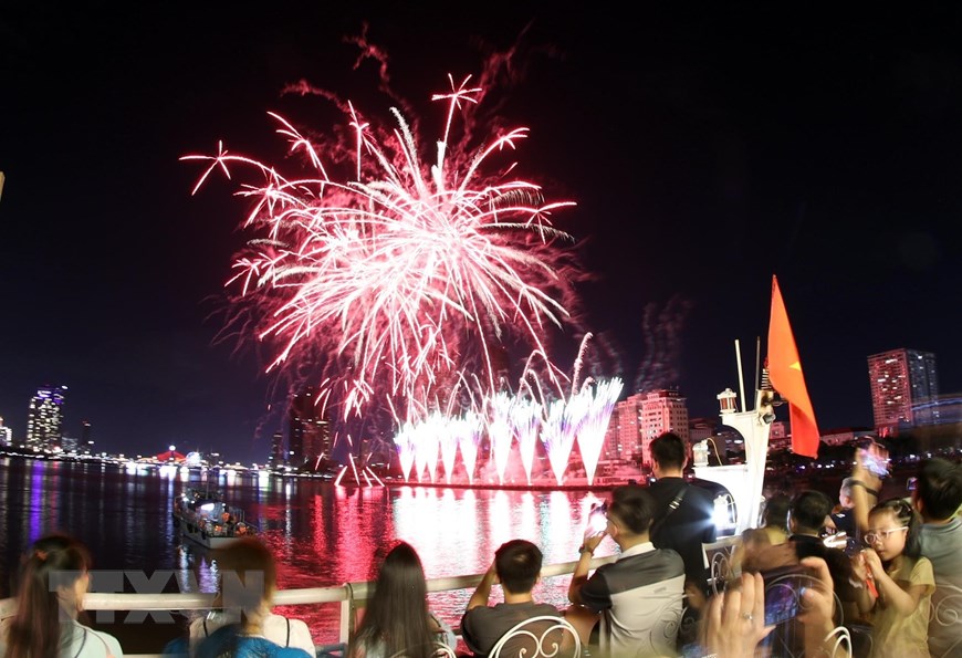 French, Canadian teams compete at Da Nang International Fireworks Festival DIFF 2023