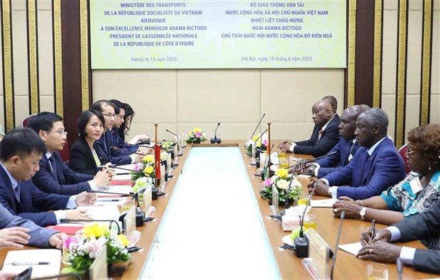 Côte d’Ivoire leader suggests specific activities in transport cooperation with Vietnam