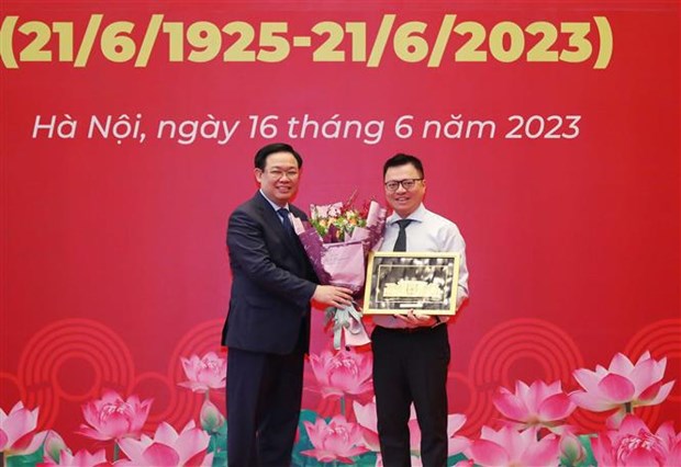 The press urged to keep moving forwards, act as bridge between Party, State and people