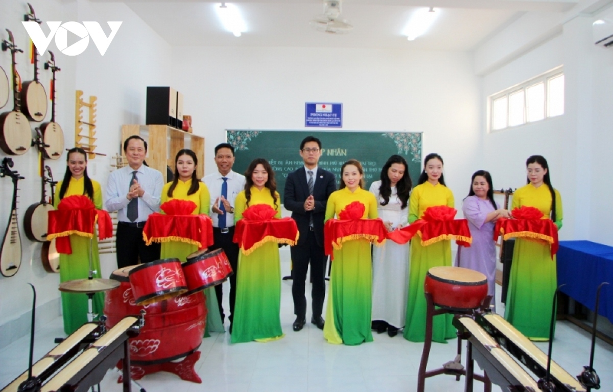 Japan donates musical equipment to Can Tho city