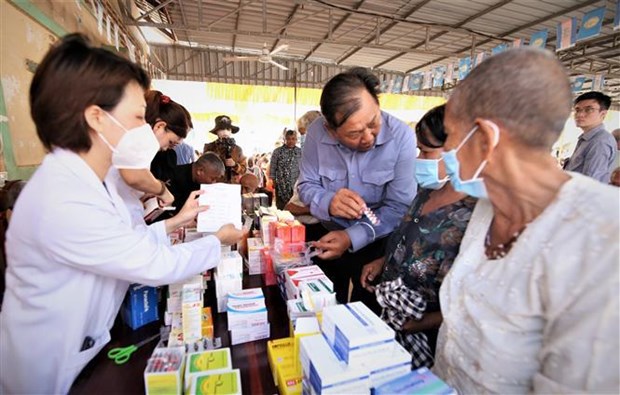 Vietnamese doctors provide free medical examination and medicines for people in Cambodia