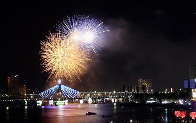 Fireworks teams from France and Italy enter final of DIFF 20223