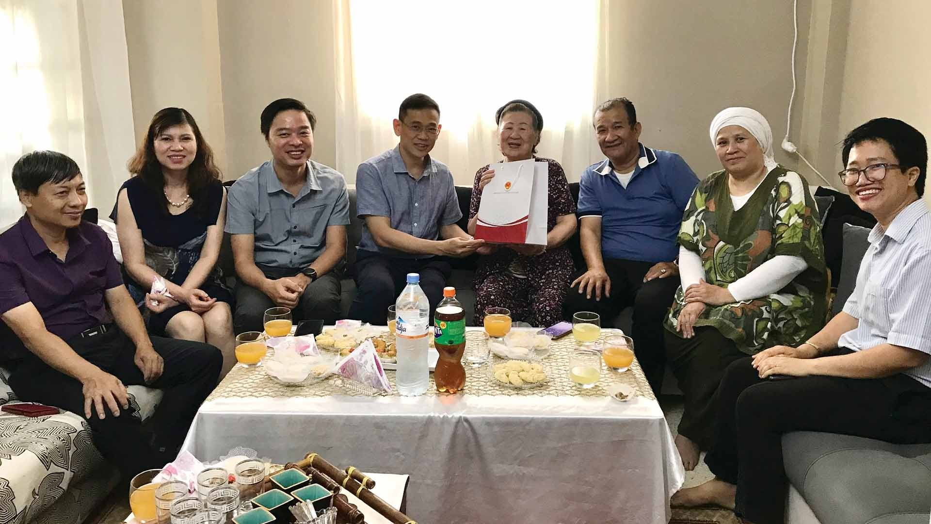 Ambassador visits Vietnamese family in Algiers on Eid Al-Adha