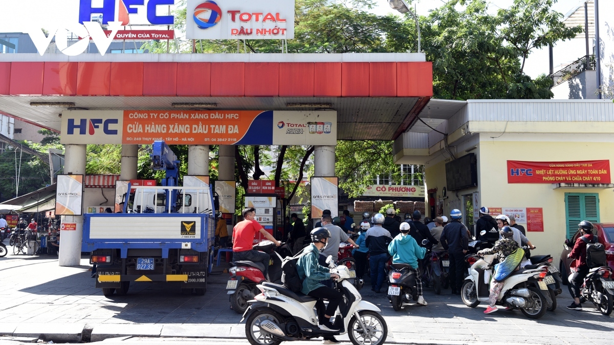 Petrol prices increase sharply to close to VND23,000 per litre