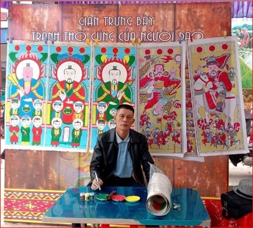 Preserver of worship paintings of Dao people