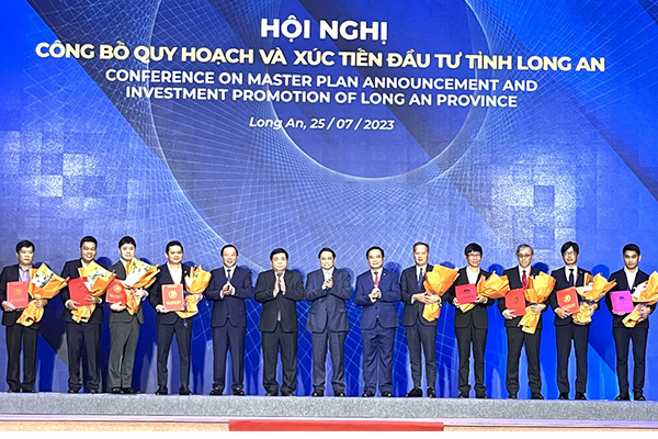 Long An awards investment certificates for 9 projects worth USD1 7 billion