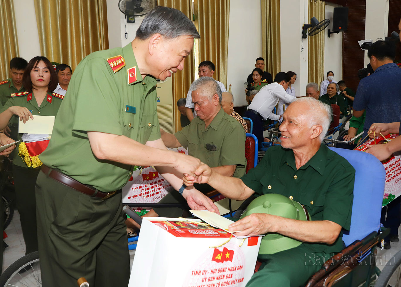 Minister of Public Security To Lam presents gifts to wounded and sick soldiers in Bac Ninh