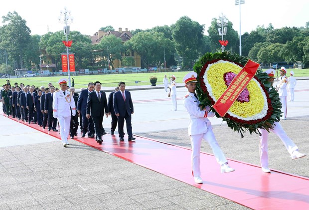 Party, State leaders commemorate war martyrs, President Ho Chi Minh