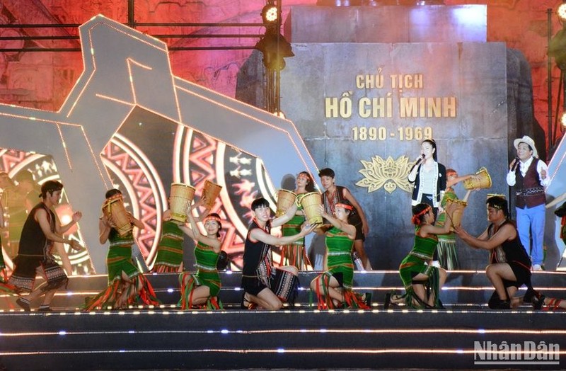 Special art performance praises silent contributions of Vietnamese police