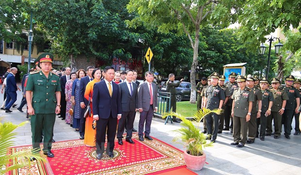 Overseas Vietnamese offer incense to martyrs in Cambodia