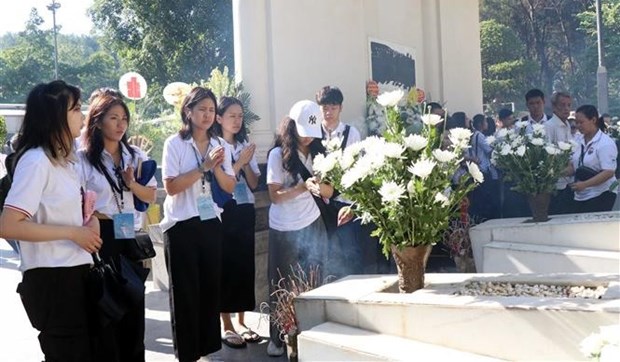 Young overseas Vietnamese offer incense to martyrs at Dong Loc T-junction