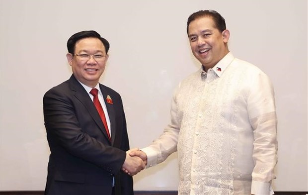 Top legislator meets Philippine lower house speaker in Jakarta