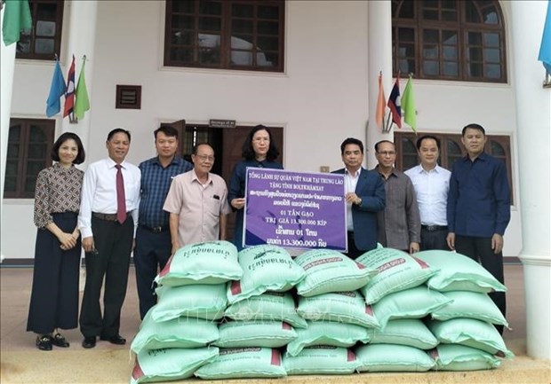 Vietnamese Consulate General in Savannakhet helps flood victims in Laos