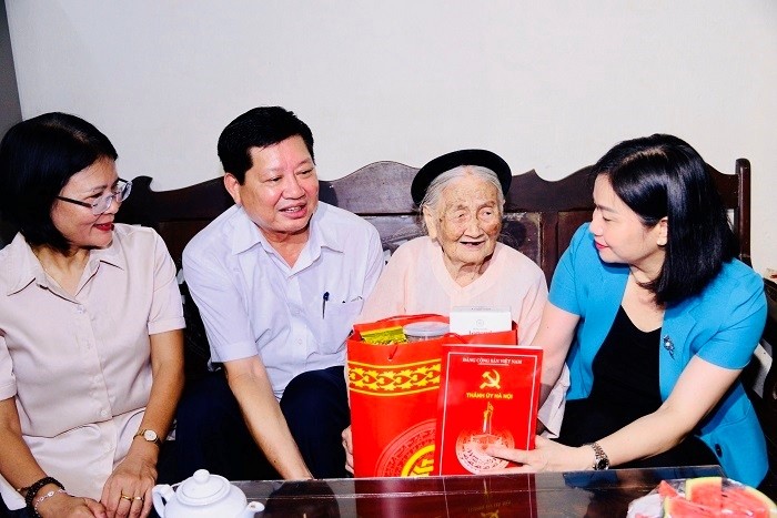 Hanoi presents over 3,100 gifts to revolution contributors on occasion of National Day
