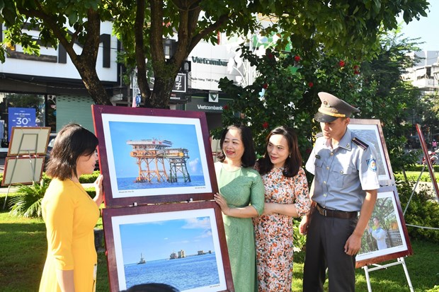Quang Ngai hosts photo exhibition on Hoang Sa, Truong Sa for first time