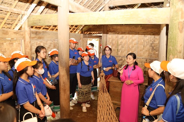Laos - Vietnam Nguyen Du bilingual school delegation visits Uncle Ho s hometown