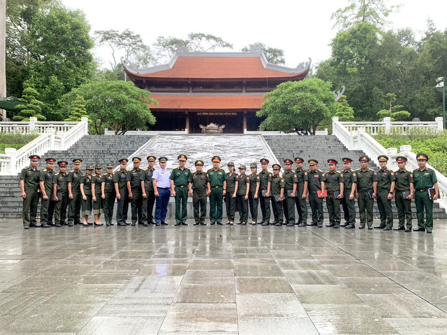 Lao army staff offer incense to President Ho Chi Minh