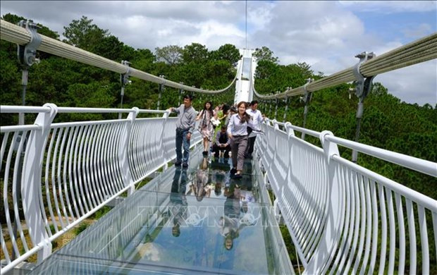 First glass bridge in Da Lat opens