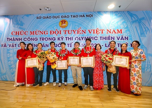 Hanoi students winning prizes at Int’l Olympiad on Astronomy and Astrophysics honoured