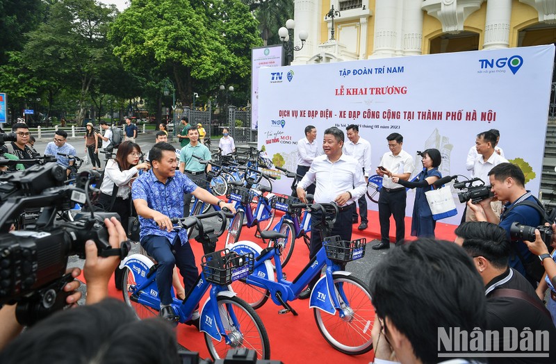 Public bicycle sharing service launched in Hanoi