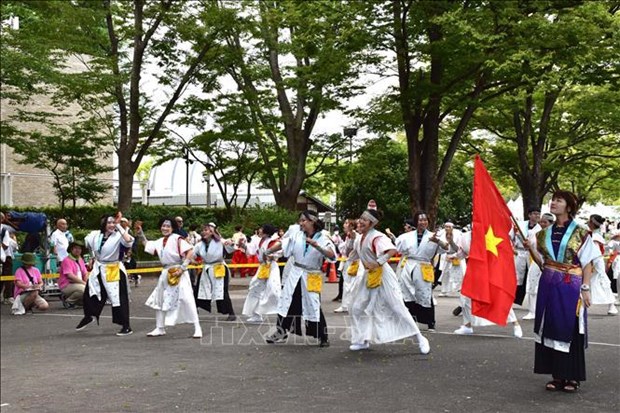 Vietnamese dance group performs at Japanese festival
