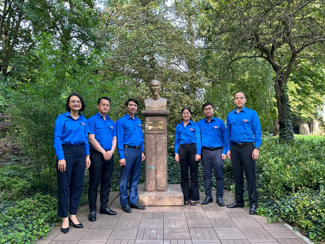 Delegation of Ho Chi Minh Communist Youth Union Central Committee visits monument and space of Ho Chi Minh in France’s Montreuil
