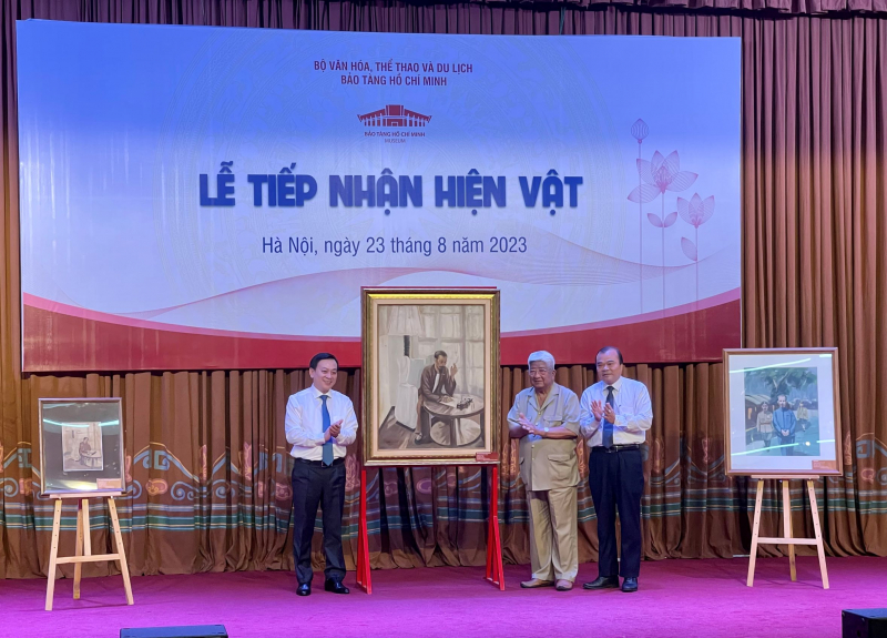 Three paintings of Uncle Ho presented to Ho Chi Minh Museum