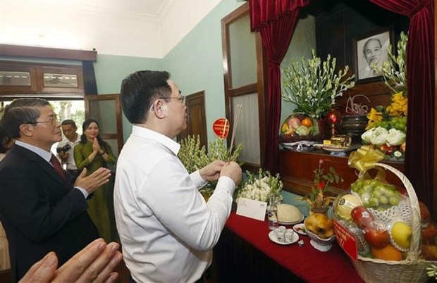 NA Chairman offers incense in tribute to late President Ho Chi Minh