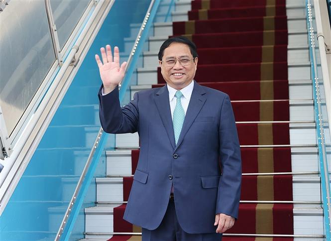 PM leaves Hanoi for Jakarta to attend 43rd ASEAN Summit