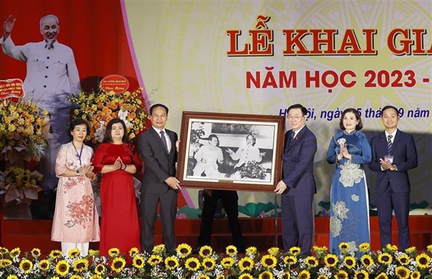NA leader joins Vietnamese, Lao students welcoming new school year