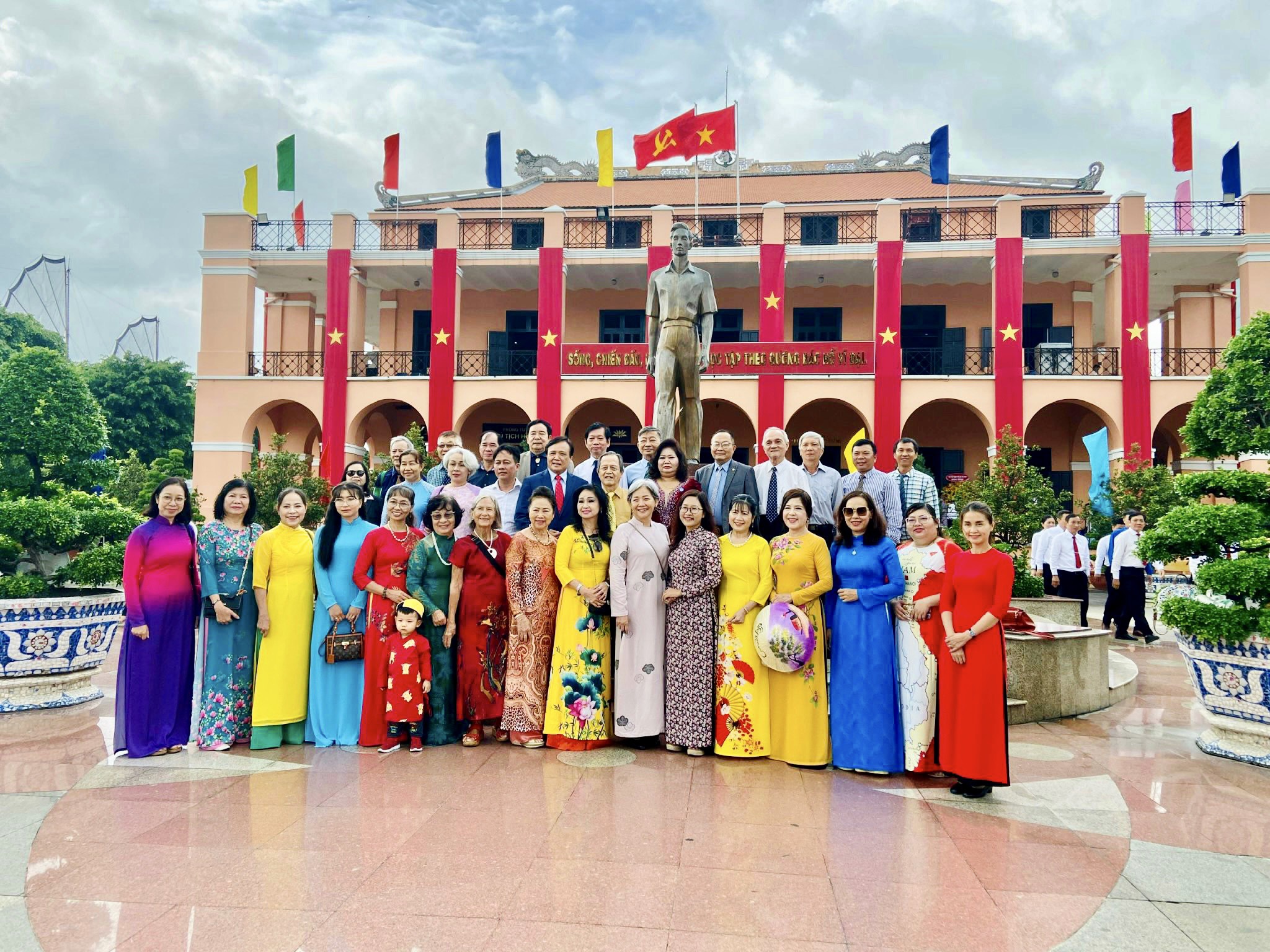 Overseas Vietnamese pay tribute to Uncle Ho