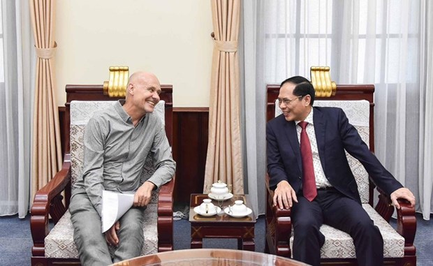 Foreign minister hosts Dutch Ambassador