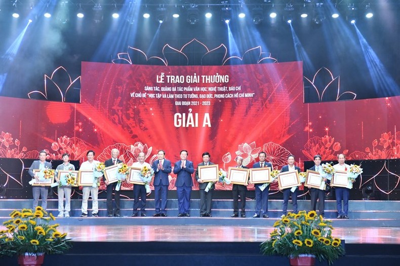 Awarding prizes to winners of literary, art and press contest on studying President Ho Chi Minh