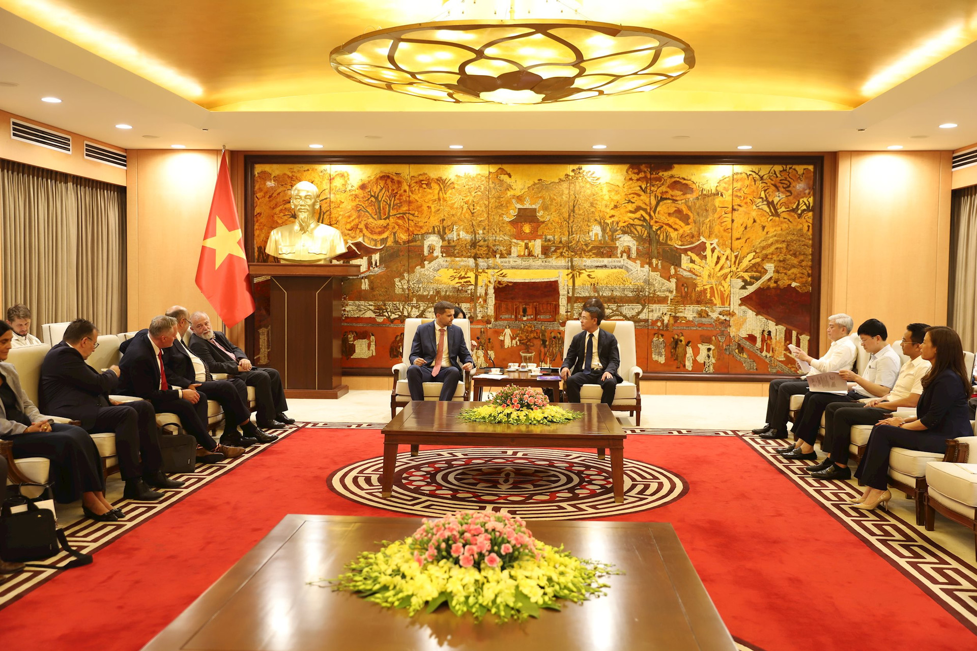 Hanoi wishes to exchange experience and cooperate with Czech in diverse areas