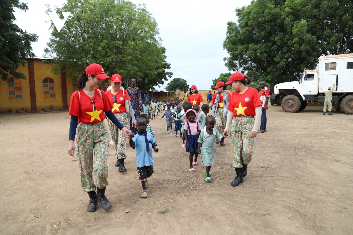 Vietnam peacekeeping forces support children in Abyei
