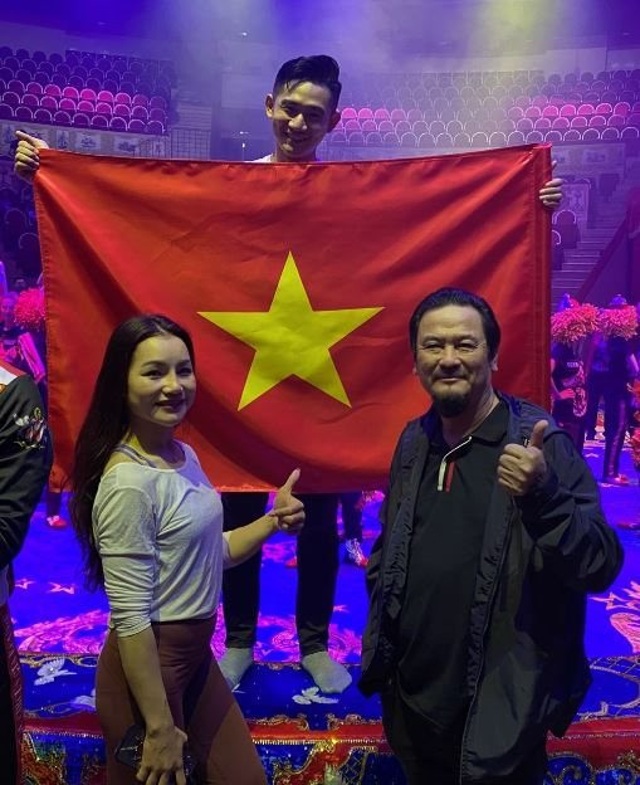 Two Vietnamese artists win international circus silver medals in Russia